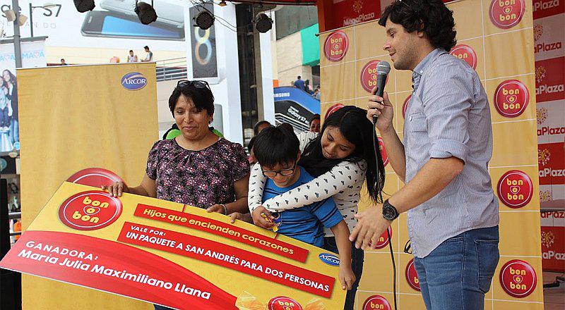 ​Gian Piero Díaz emociona a mamita con esta linda sorpresa en evento 