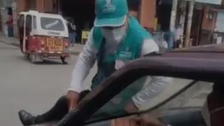 Inspector de tránsito se sube al capot de un auto para evitar que huya sin ser multado | VIDEO