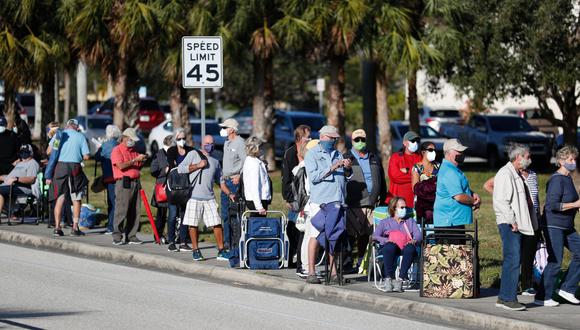 Personas mayores esperan en la cola para recibir la vacuna contra el COVID-19 en Florida, uno de los destinos más populares del turismo de vacunas. (Foto: Octavio Jones/Getty Images(