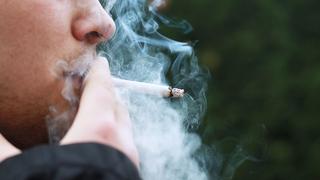 Fumadores son más propensos a desarrollar síntomas graves en caso de padecer COVID-19