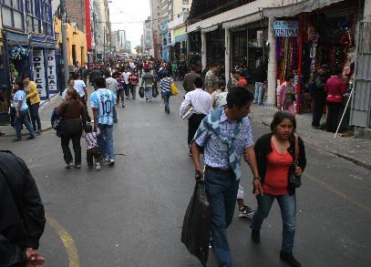 Desaparece niño de dos años en un mercado de SJL 
