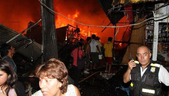Incendio destruye 260 puestos de mercado en Villa el Salvador