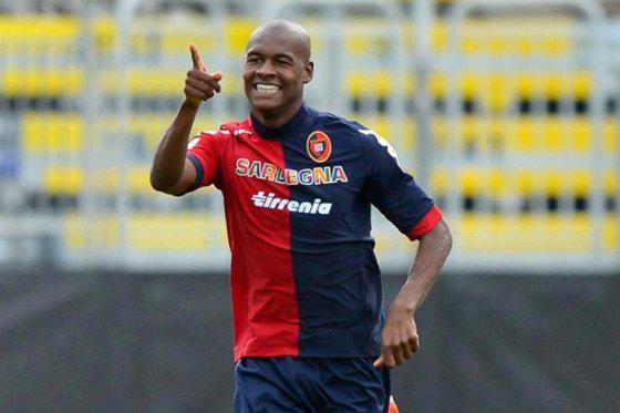 Futbolista es acusado de tener el pene demasiado 'grande'