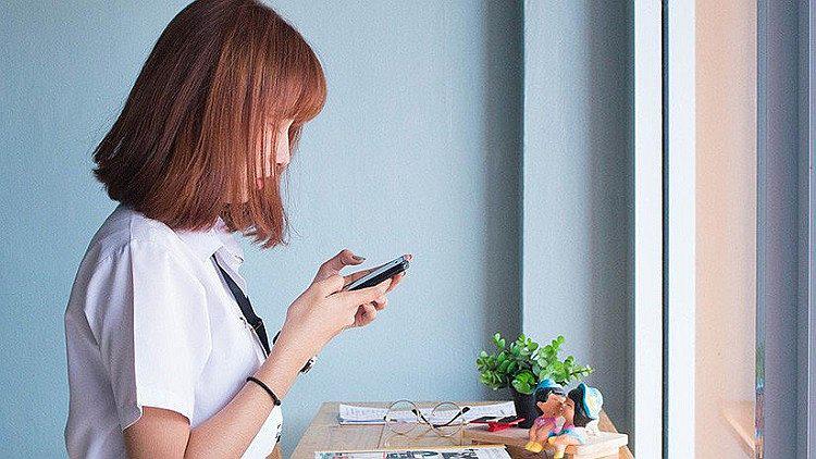 ​Todos los días seguía la misma rutina con su celular y ¡quedó ciega!