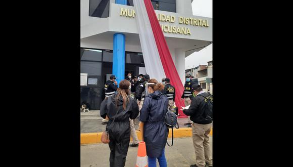 Representantes de la fiscalía y de la policía minutos antes de su ingreso a la sede municipal. (Foto: Ministerio Público)