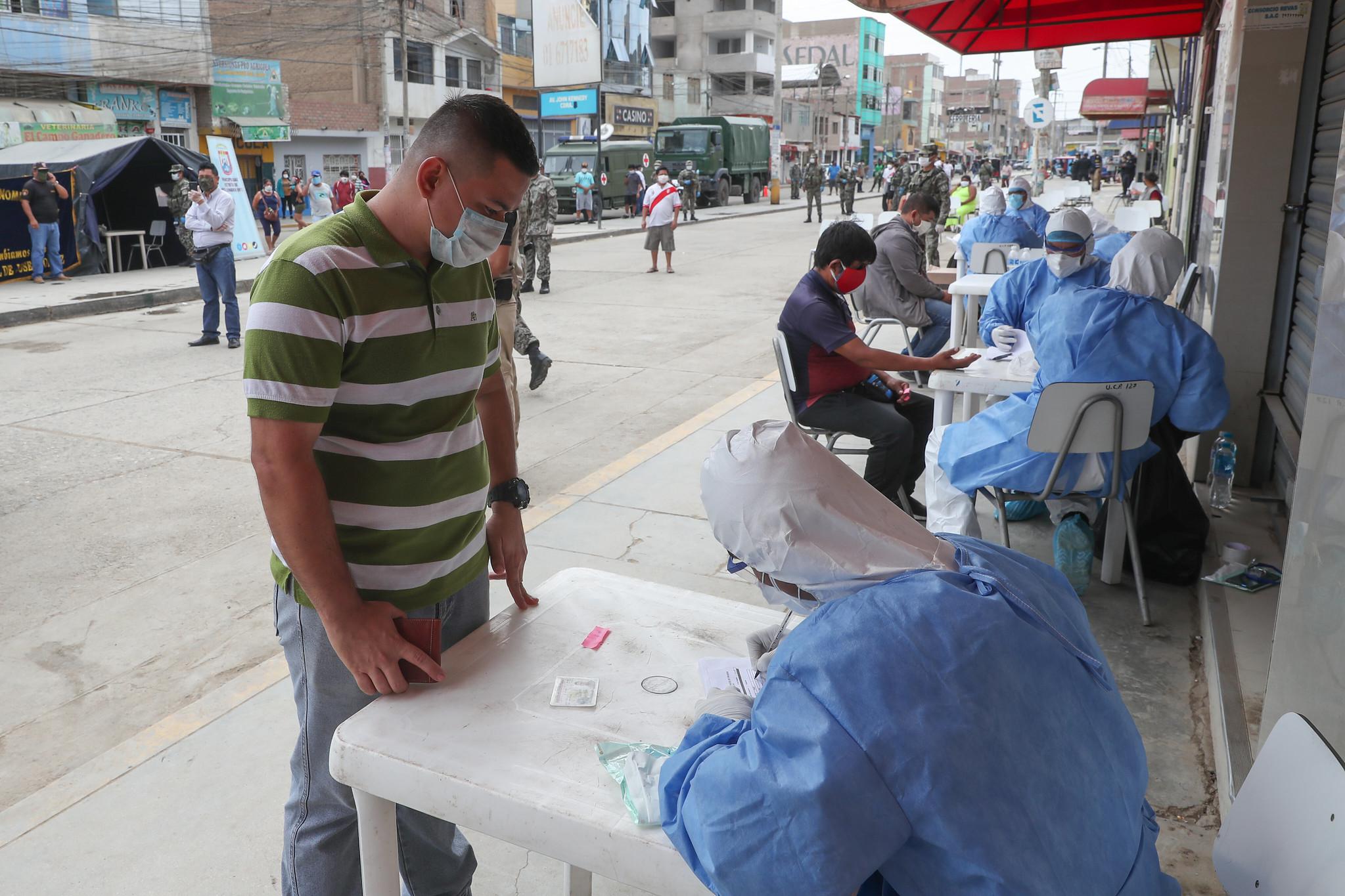 Chiclayo. Comerciantes fueron sometidos a pruebas rápidas para COVID-19 y 95 dieron positivo. (Ministerio de Defensa)