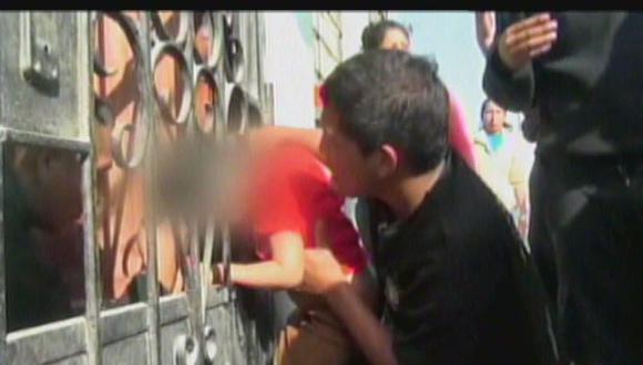 Chimbote: Niño quedó con la cabeza atrapada entre los barrotes de una reja [VIDEO]