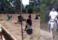 Piura: Profesor monta caballo para dictar clases a niños que viven en la frontera con Ecuador | VIDEO