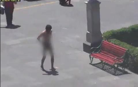 Cámaras captan a hombre desnudo caminando en la Plaza de Armas de Arequipa [VIDEO]