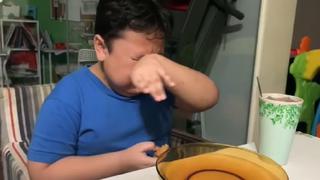 Niño llora al comer hamburguesa después de muchos días de estar en cuarentena | VIDEO