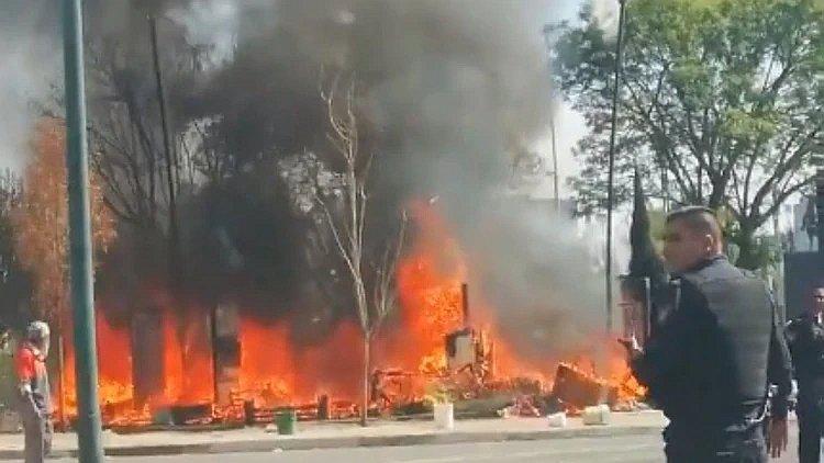 Mujer provoca incendio de campamento de indigentes porque discutió con su pareja (VIDEO)