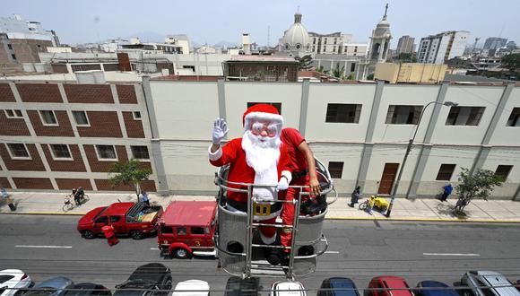 Papá Noel sorprendió a los pacientes por la ventana subido en una escalera telesc´´ópica