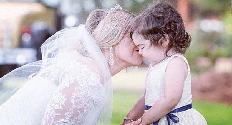 ​Niña que sobrevivió al cáncer fue dama de honor en la boda de su donante de médula ósea (FOTOS)