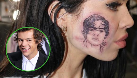 Jovencita se tatúa la cara de su cantante favorito en su rostro (FOTO)