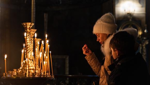 Los fieles rezan en el Monasterio de las Cúpulas Doradas de San Miguel ortodoxo ucraniano en Kyiv el 6 de enero de 2023, en medio de la invasión rusa de Ucrania. (Foto de Sameer Al-DOUMY / AFP)