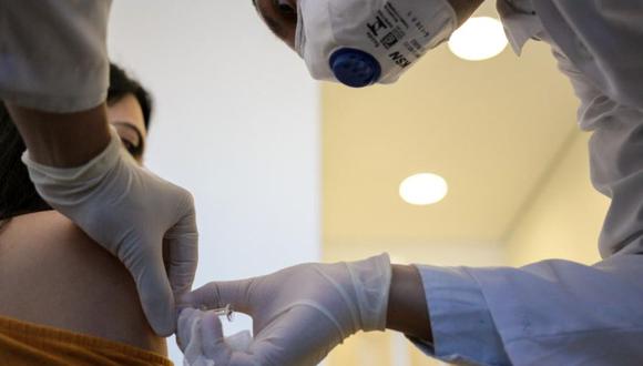 China revela que lleva probando en humanos “vacuna de emergencia” contra el coronavirus desde julio. (Foto referencial, AFP).