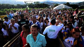 Venezuela: Miles cruzan a Colombia en busca de comida
