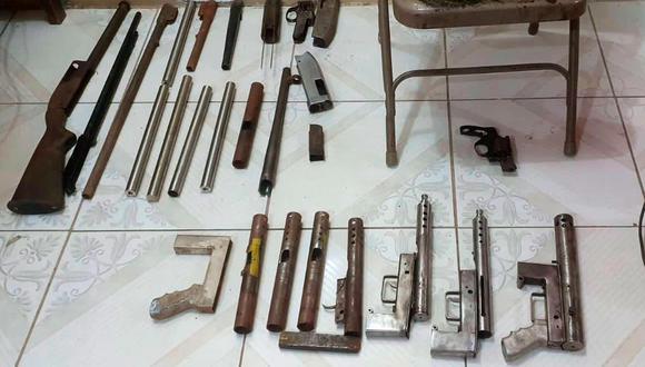 Armas encontradas en la “fábrica” clandestina en el sur de Ecuador.