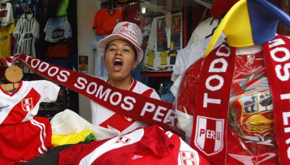 Camisetas de la selección peruana se venden a diario en Gamarra. (Foto: Andina)