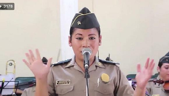 Bachata "Qué bonito" está de moda y hasta mujer policía la canta increíble (VIDEO)