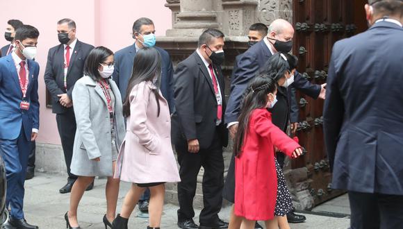 Llegada de la familia presidencial a la Cancillería. Foto: @photo.gec