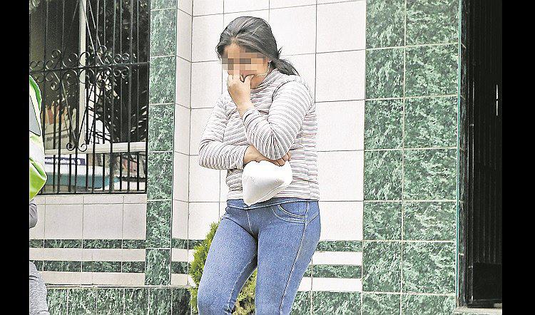 Amigos y hasta taxista violan a mujer y luego la lanzan debajo de puente