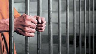 Oficial de prisión tuvo romance con un preso condenado por robo: fue condenada a 10 meses de cárcel