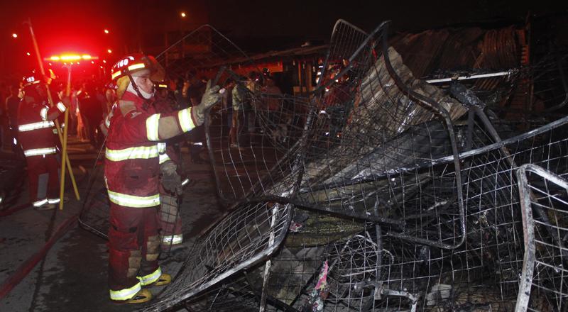 ​Puente Piedra: Bomberos apagan incendio con agua de piscina 