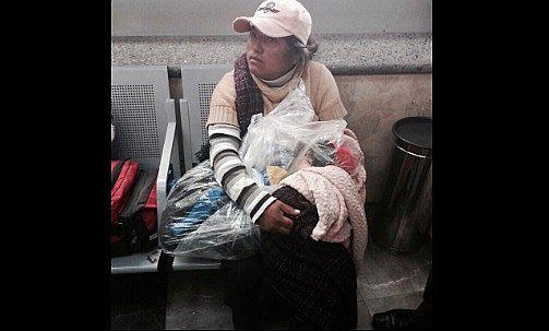 ​Madre cubre cadáver de su hijo con plásticos y mantas para así enterrarlo en su pueblo (FOTOS)