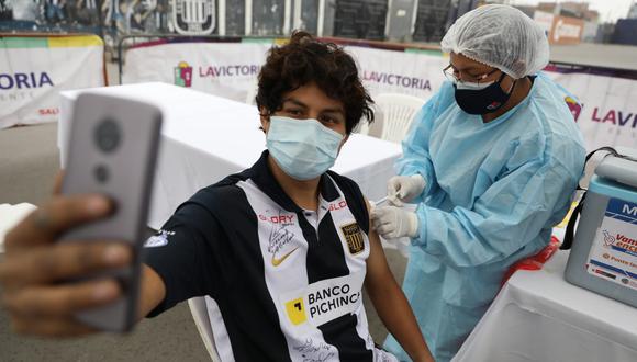 Actualmente se vacuna a personas a partir de los 21 años de edad en Lima, Callao y varias regiones del país. (Foto: Julio Reaño/@photo.gec)