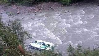 Dos menores desaparecen al caer miniván a profundo abismo hacia río Tambopata