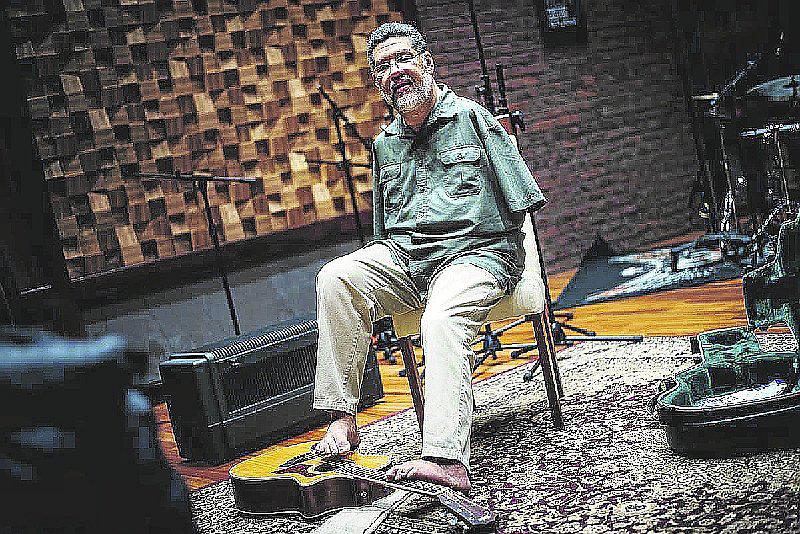 Tony Mélendez, el artista  que toca con los pies