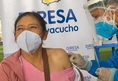 Diresa Ayacucho inmuniza contra el COVID-19 a trabajadores de limpieza pública y serenos de Huamanga