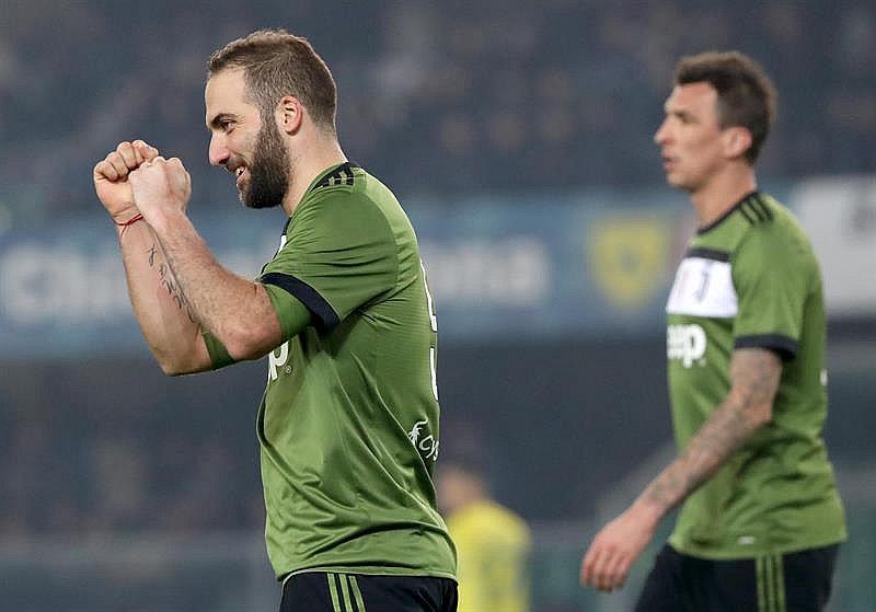 ​Juventus con gol de Higuaín vence al Chievo y arrebata liderato al Nápoles