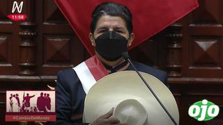 Castillo se quitó el sombrero durante entonación del Himno Nacional para no incurrir en un delito 