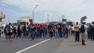 Estudiantes de la Universidad del Callao bloquean la Panamericana Sur en Cañete (VIDEO)