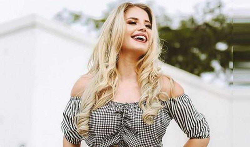 Flavia Laos impresiona con 5 looks muy sexies en color negro 