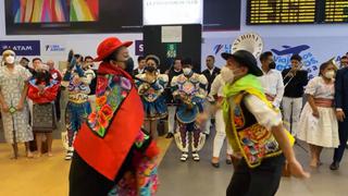 Con danzas típicas reciben y despiden a viajeros en el aeropuerto Jorge Chávez este 28 de julio | VIDEO 