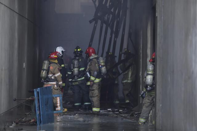 Más de 150 bomberos aún luchan por apagar incendio