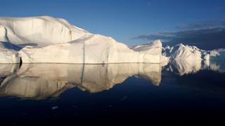 Ola de calor derrite a paso acelerado la capa de hielo de Groenlandia