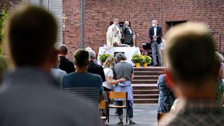 Sacerdotes católicos homosexuales salen del clóset y protestan contra discriminación en la Iglesia