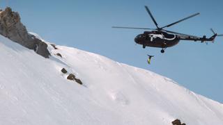 Esquiador ruso se lanza a cráter de un volcán