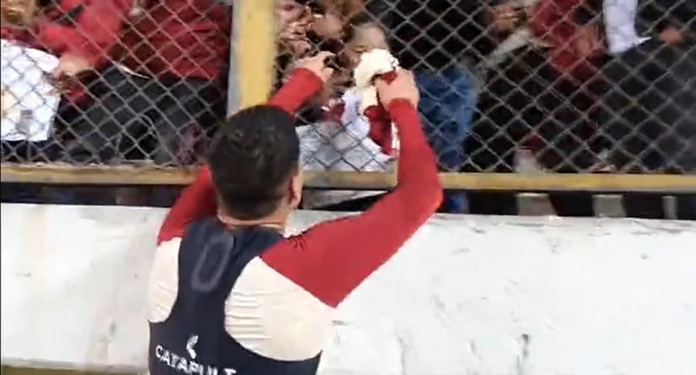 Alexander Succar regaló su camiseta de Universitario a una pequeña aficionada | VIDEO
