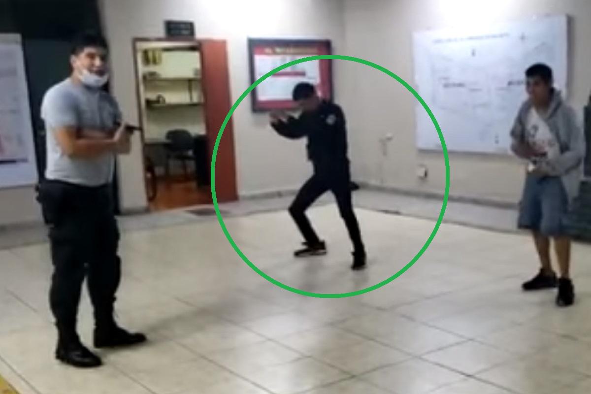 Cuarentena Peru Hoy Policias Hacen Bailar Regueton Coqueta A Detenidos Durante Toque De Queda Video Web Ojo Policial Ojo detenidos durante toque de queda