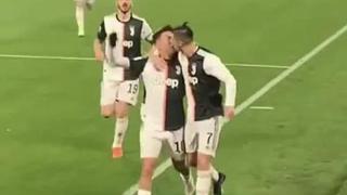 Cristiano Ronaldo y Paulo Dybala se dieron beso accidental en celebración de gol de Juventus