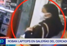Cámara grabó cómo tendera robó laptop de galería del Centro de Lima | VIDEO