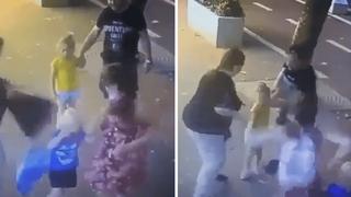 Mujer desfigura con un cuchillo la cara de un niño cuando caminaba con sus padres | VIDEO