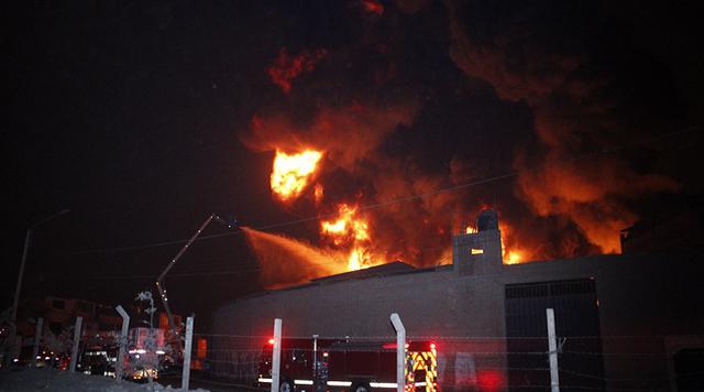​Comas: Gigantesco incendio en fábrica de pinturas fue por pirotécnico [FOTOS]