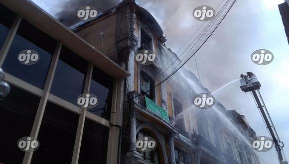 Tensión por incendio que consume casona en transitado Jirón de la Unión (FOTOS y VIDEO)