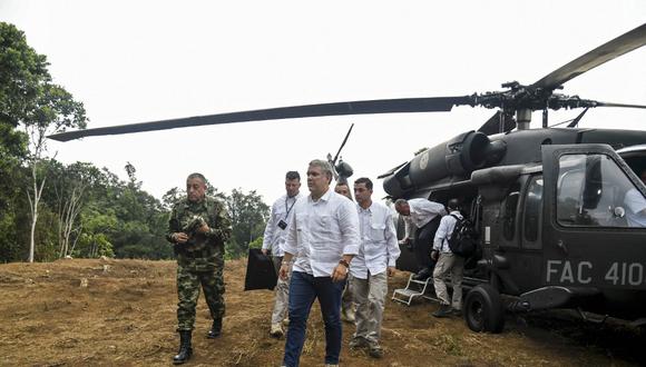Photo released by the Colombian Presidency of Colombian President Ivan Duque (C) walks after getting off a helicopter at coca plantation in Catatumbo, southern Colombia on August 8, 2019. (Photo by HO / Colombian Presidency / AFP) / RESTRICTED TO EDITORIAL USE - MANDATORY CREDIT "AFP PHOTO / COLOMBIAN PRESIDENCY" - NO MARKETING NO ADVERTISING CAMPAIGNS - DISTRIBUTED AS A SERVICE TO CLIENTS
